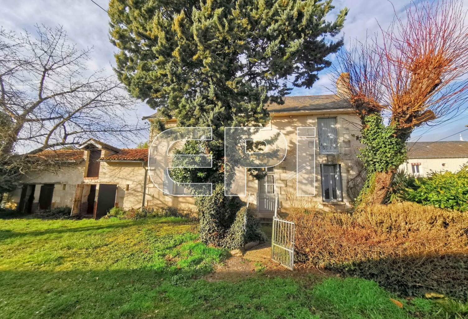 Réf 8049. Nueil-sous-Faye. 1 maison avec 3 dépendances en pier — photo 1