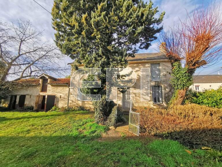 Réf 8049. Nueil-sous-Faye. 1 maison avec 3 dépendances en pier — photo 1