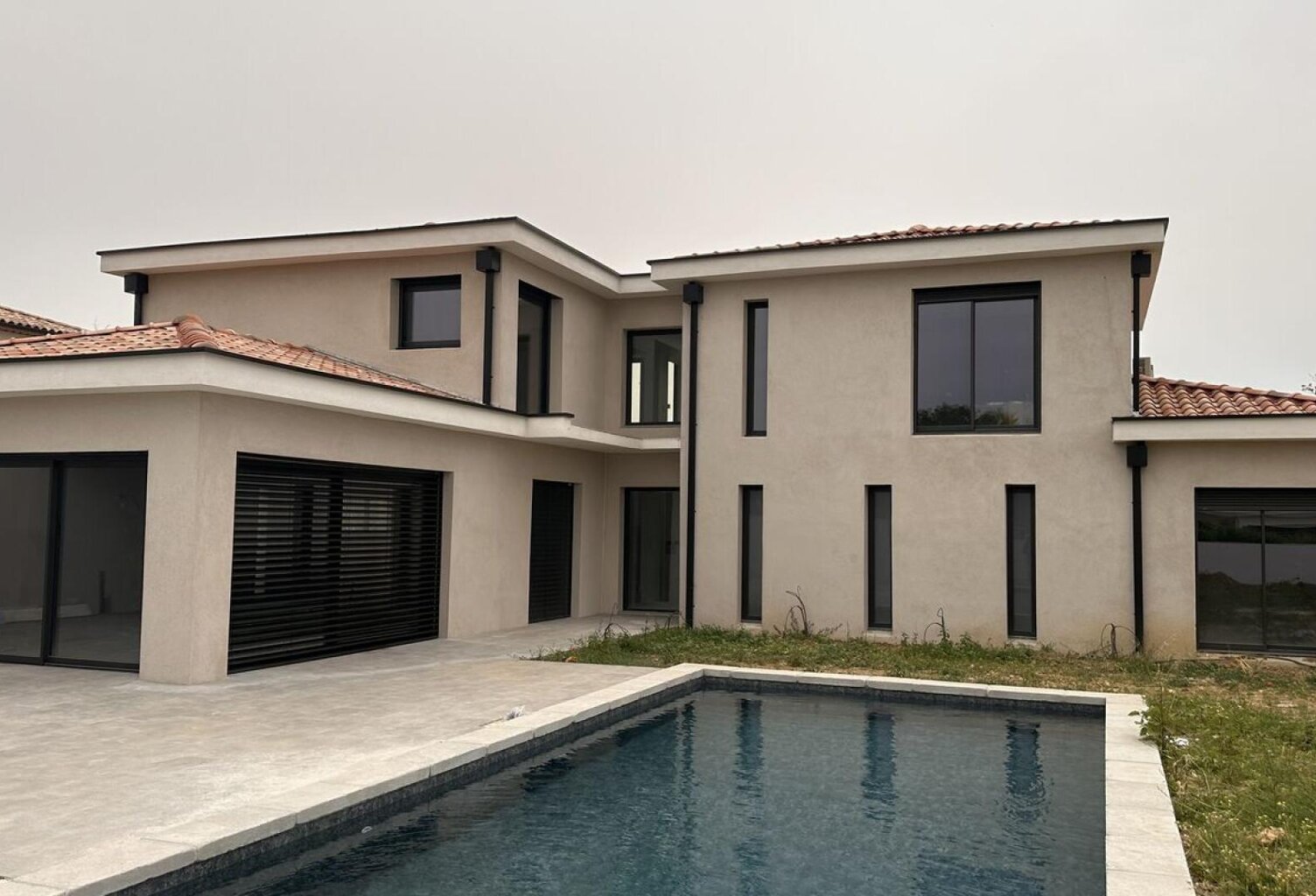 Belle Villa moderne avec piscine et jardin en cours de construct — photo 1
