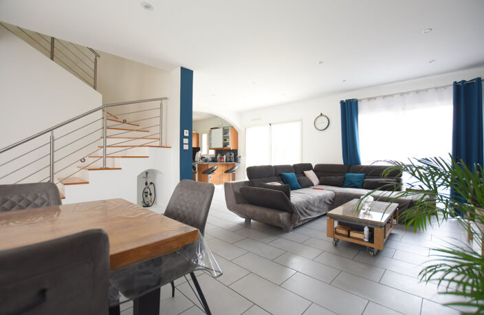 78690 LES ESSARTS LE ROI     Belle maison de 9 pièces  sur u — photo 3