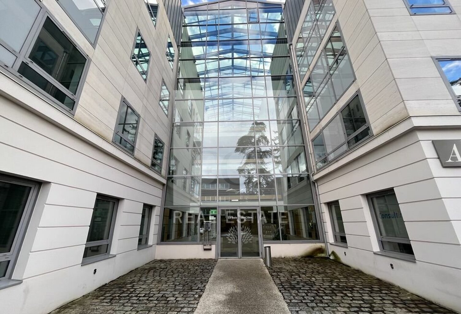 BUREAUX à LOUER — photo 1