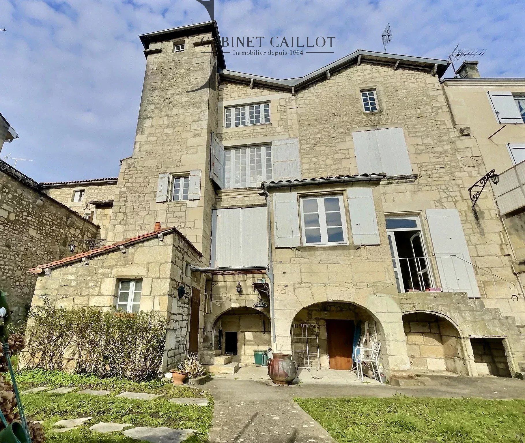 Villa / Maison  T15 à vendre Pons 17800