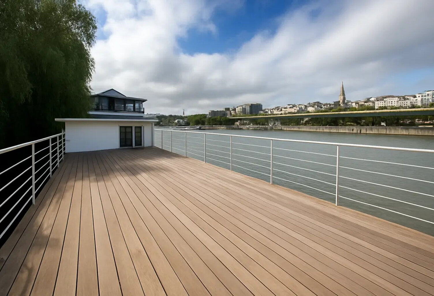 Votre Péniche- bureaux de 180m² à louer à Boulogne Billancourt, avec accès passerelle, coque en béton, alarme, espaces cloisonnés, salle de réunion, terrasse privative — photo 1