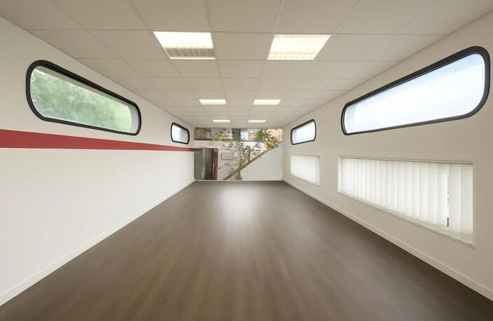 Votre Péniche- bureaux de 180m² à louer à Boulogne Billancourt, avec accès passerelle, coque en béton, alarme, espaces cloisonnés, salle de réunion, terrasse privative — photo 2