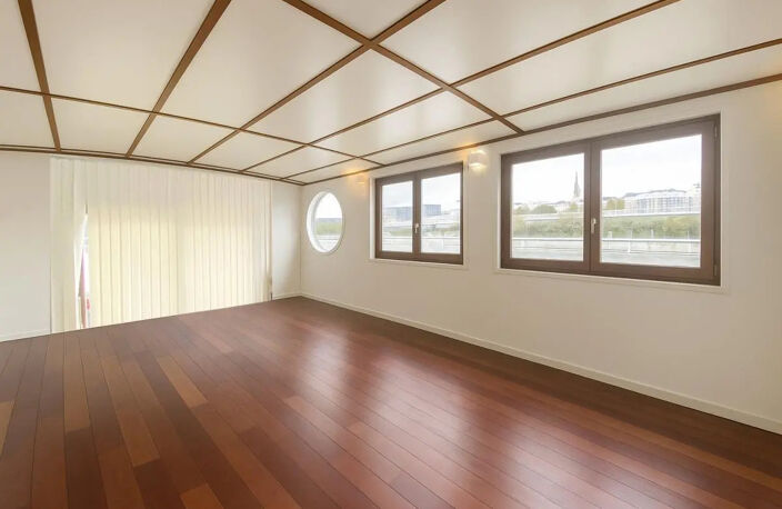 Votre Péniche- bureaux de 180m² à louer à Boulogne Billancourt, avec accès passerelle, coque en béton, alarme, espaces cloisonnés, salle de réunion, terrasse privative — photo 3