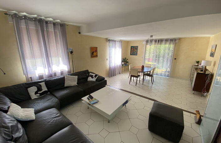 LE CRES // Villa T5 de 174m2 environ en R+1 sur une parcelle — photo 4