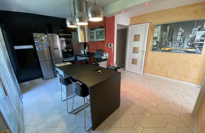 LE CRES // Villa T5 de 174m2 environ en R+1 sur une parcelle — photo 5