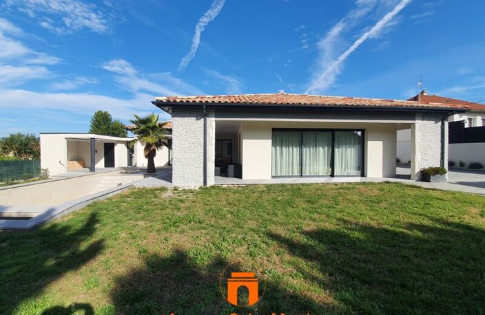 Villa — photo 2