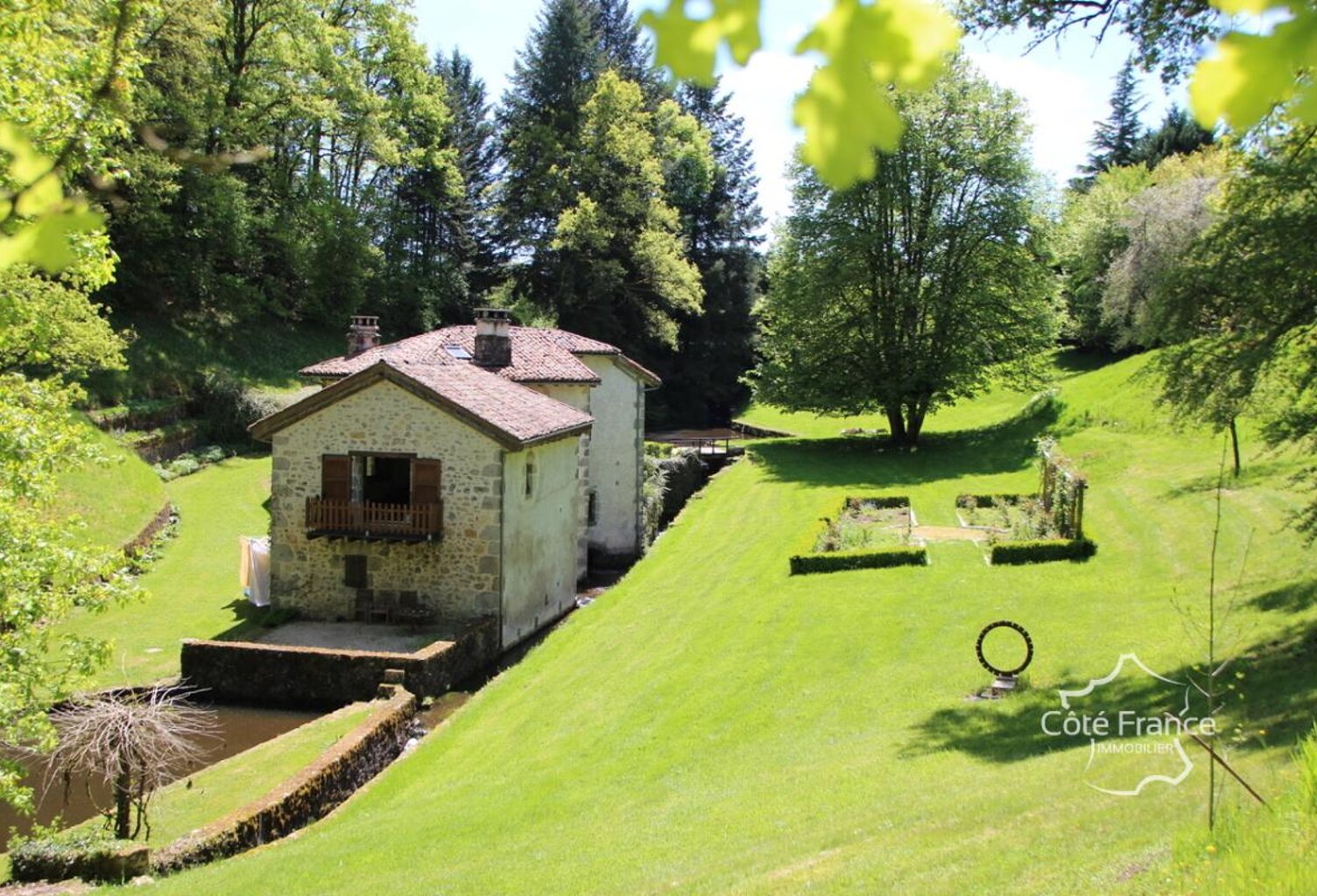 Ancien moulin avec droit d'eau et 2,2 hectares du terrain, C — photo 1