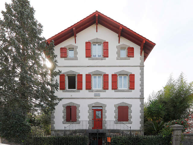 Hendaye proche des commodités appartement T5 avec garage, cave et  petit jardin — photo du bien
