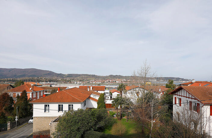 Hendaye proche des commodités appartement T5 avec garage, cave et  petit jardin — photo 3
