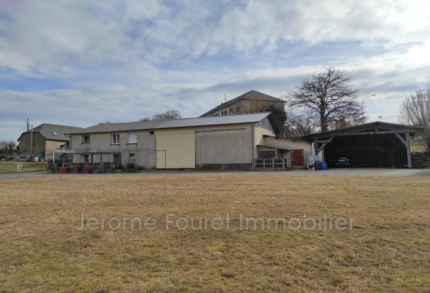 Ensemble habitations et dépendances, dans une impasse — photo 1