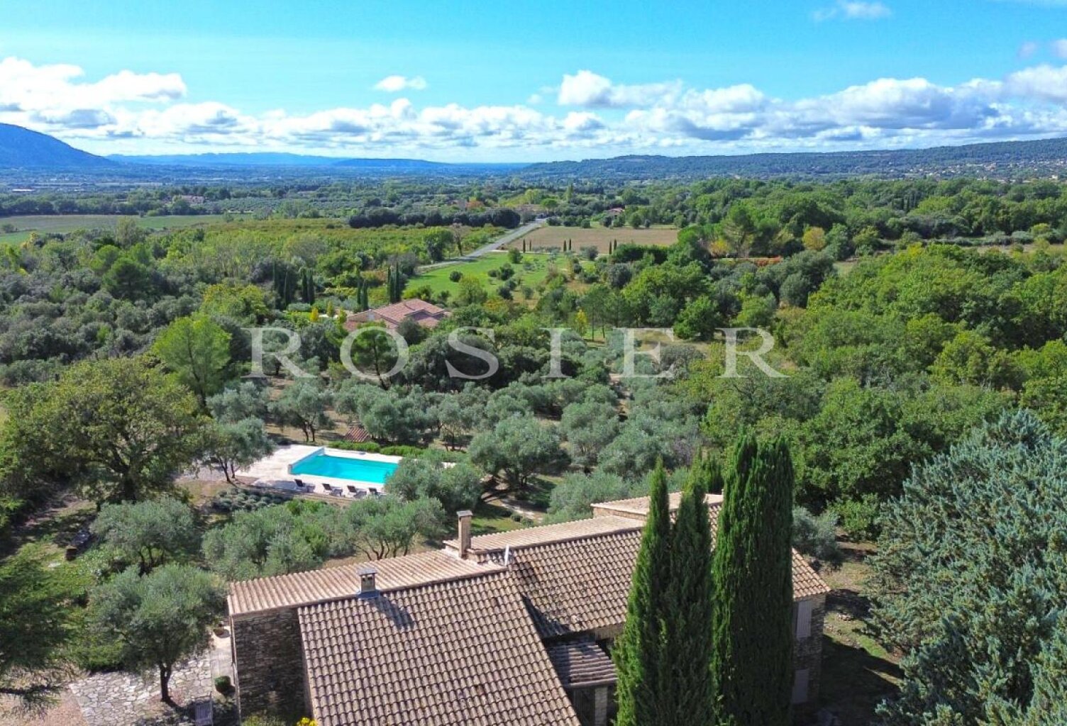 Maison en pierres face au Luberon et aux Alpilles — photo 1