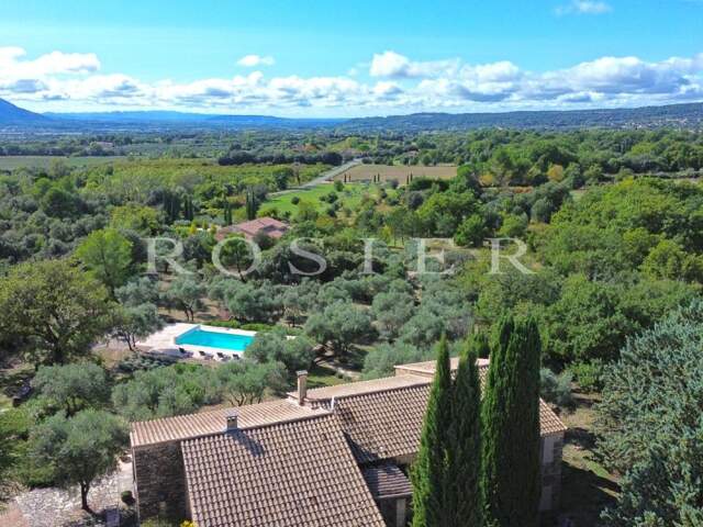 Maison en pierres face au Luberon et aux Alpilles — photo du bien