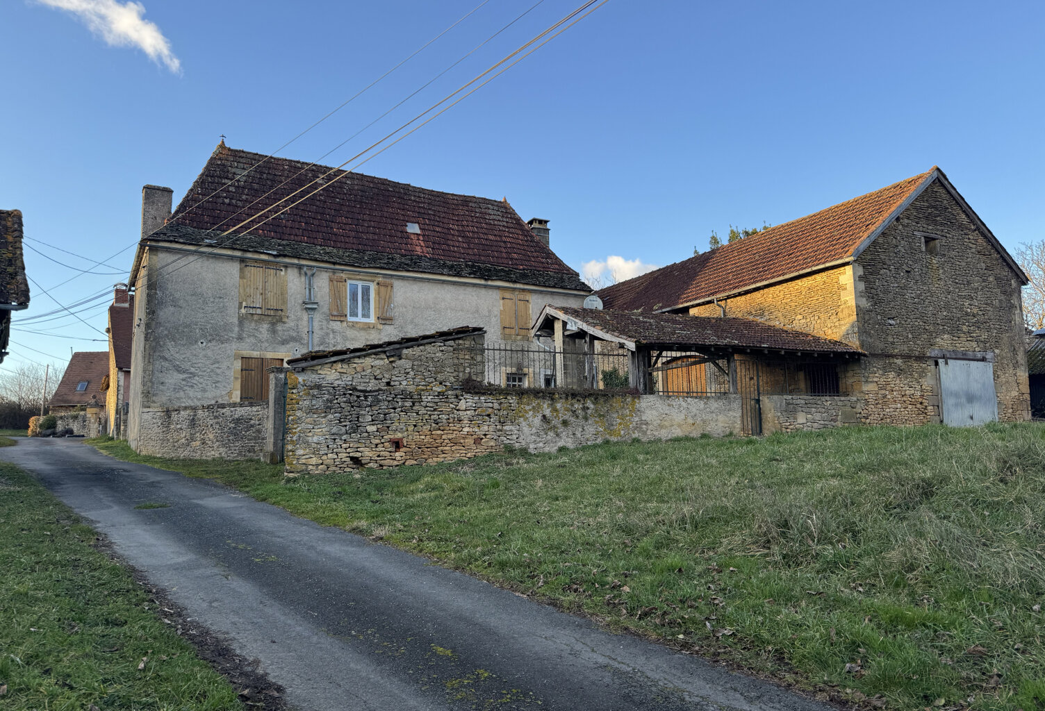 Maison en pierres avec dépendances à restaurer...2404 m2 de — photo 1