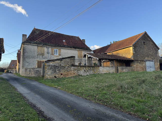 Maison en pierres avec dépendances à restaurer...2404 m2 de — photo du bien