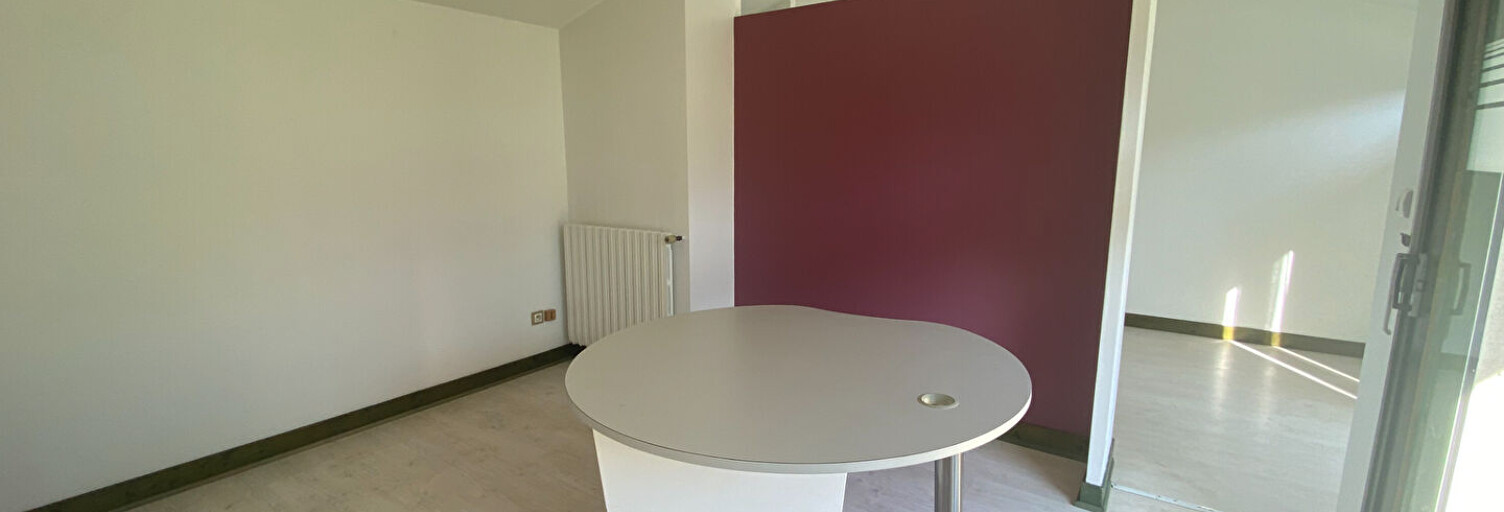Bureau  38 m² à louer à Jonzac (17500)