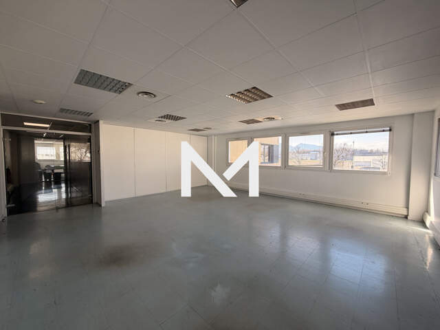 CROLLES - RUE LOUIS NEEL - LOCAL A USAGE DE BUREAUX A LOUER 95 m — photo du bien