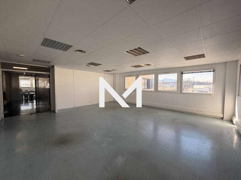 CROLLES - RUE LOUIS NEEL - LOCAL A USAGE DE BUREAUX A LOUER 95 m — photo 1