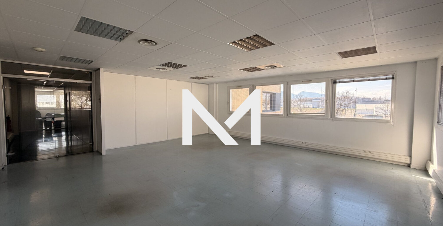 CROLLES - RUE LOUIS NEEL - LOCAL A USAGE DE BUREAUX A LOUER 95 m — photo 1
