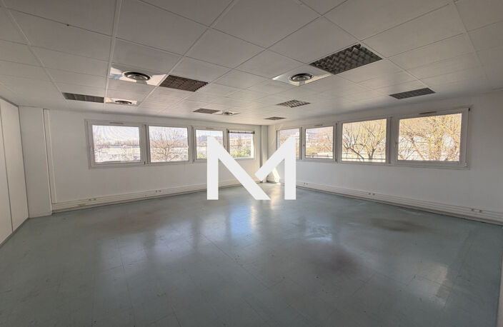CROLLES - RUE LOUIS NEEL - LOCAL A USAGE DE BUREAUX A LOUER 95 m — photo 2