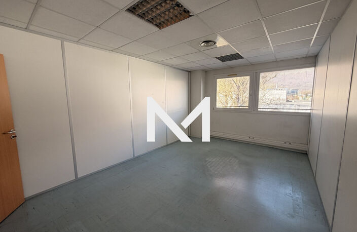CROLLES - RUE LOUIS NEEL - LOCAL A USAGE DE BUREAUX A LOUER 95 m — photo 4