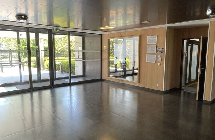 57m2 LIEUSAINT - CARRE HAUSMANN I - BUREAUX DE STANDING — photo 4