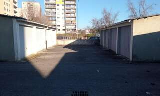 Commerce   m² à vendre à Bron (69500)