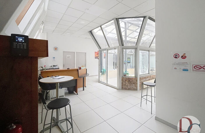 Location de bureaux sur 210 m2 avec patio central — photo 2