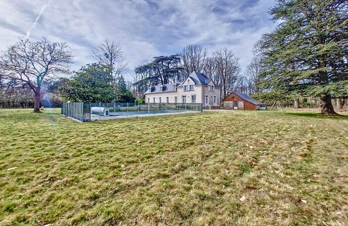 GRANDE MAISON DE MAITRE AVEC 6 CHAMBRES ET PISCINE — photo 2
