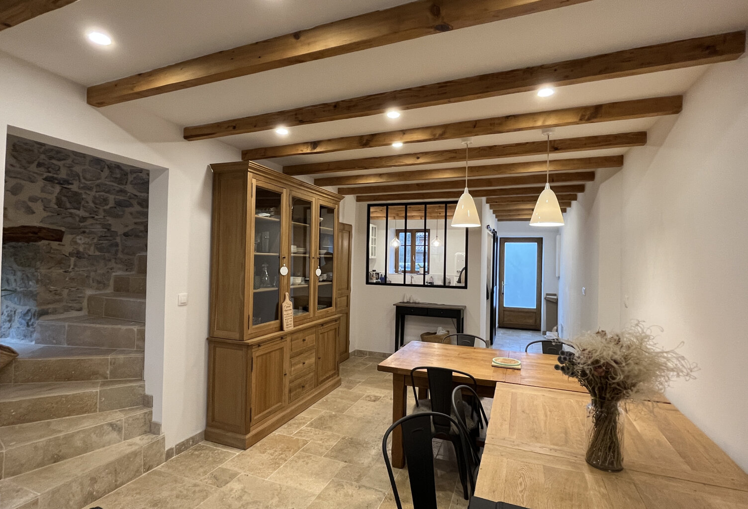 Maison de village en pierre rénovée avec jardins et parking — photo 1