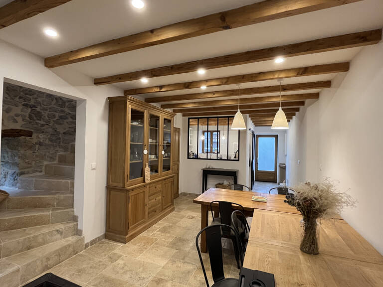 Maison de village en pierre rénovée avec jardins et parking — photo 1