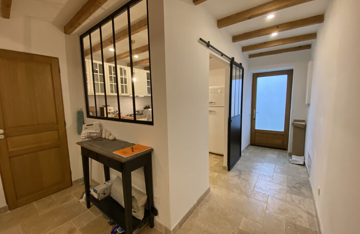 Maison de village en pierre rénovée avec jardins et parking — photo 3