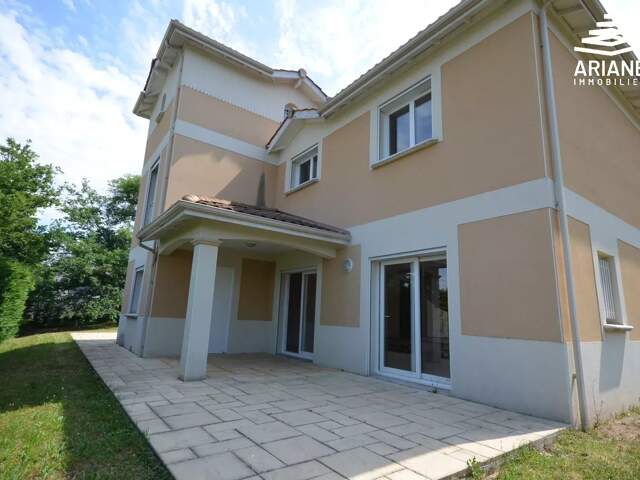 Maison 8 pièces et garage double sur 844m² de terrain — photo du bien