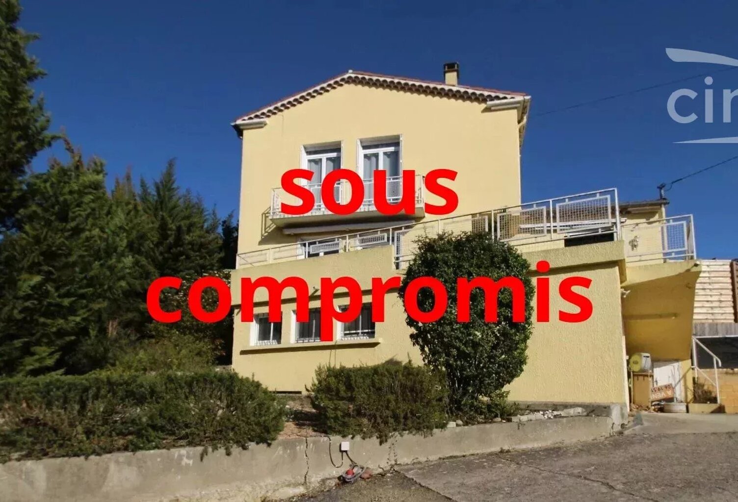 A vendre une villa avec jardin, terrasse,  piscine et  garage — photo 1