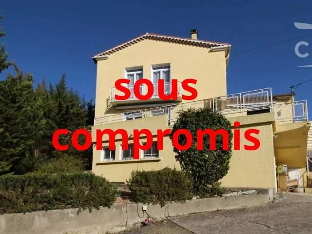 A vendre une villa avec jardin, terrasse,  piscine et  garage — photo du bien