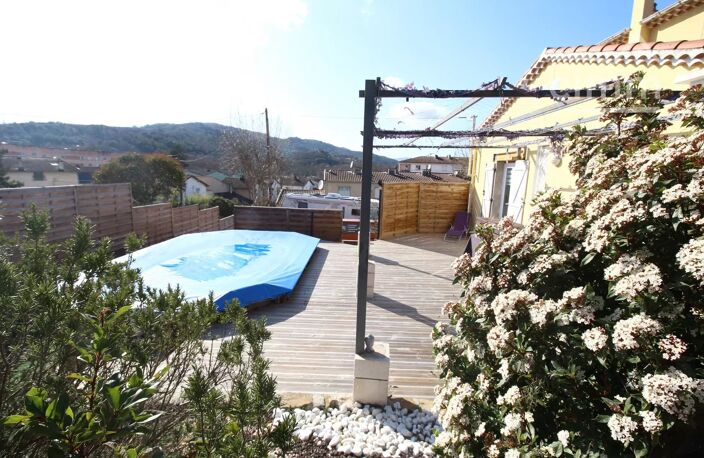 A vendre une villa avec jardin, terrasse,  piscine et  garage — photo 2