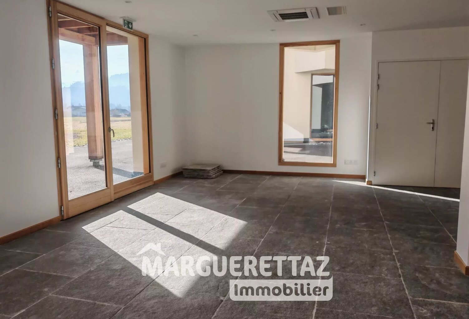 Local commercial — photo 1