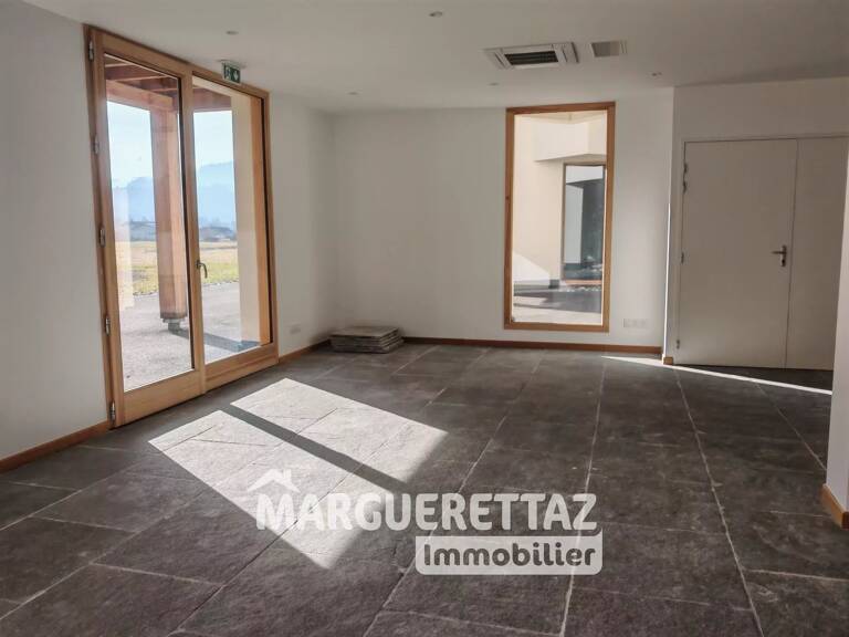 Local commercial — photo 1