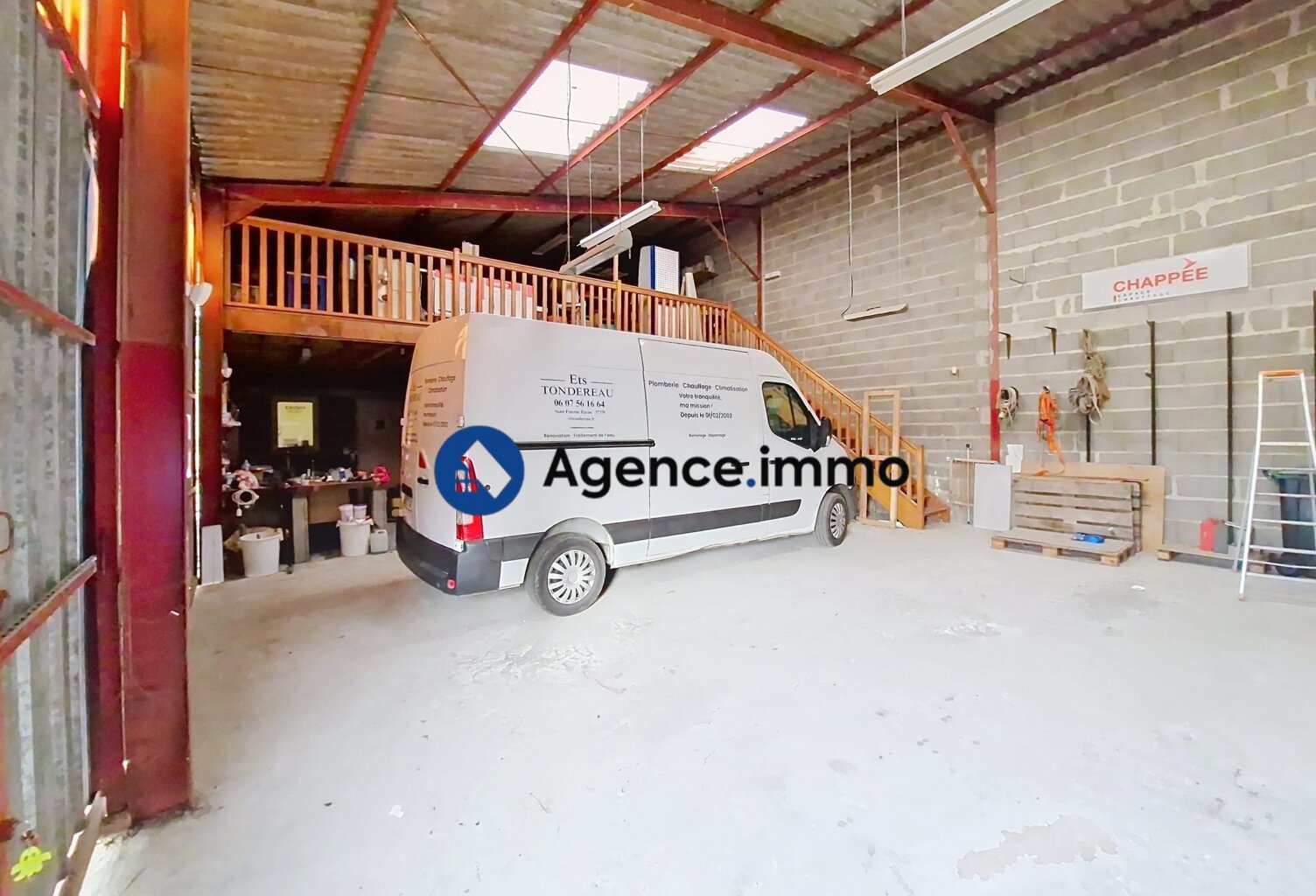 GRAND LOCAL PROFESSIONNEL/ STOCKAGE DE 221 m2 — photo 1
