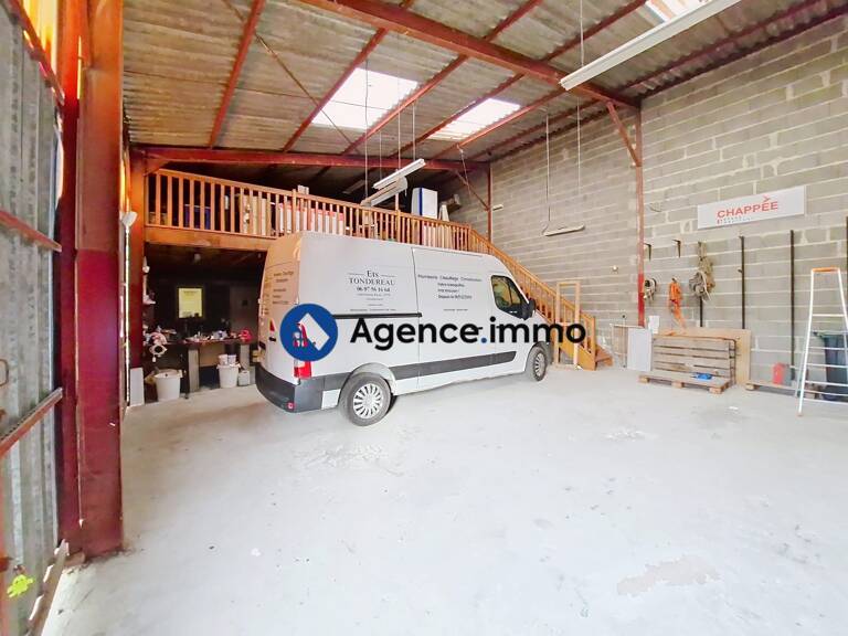 GRAND LOCAL PROFESSIONNEL/ STOCKAGE DE 221 m2 — photo 1