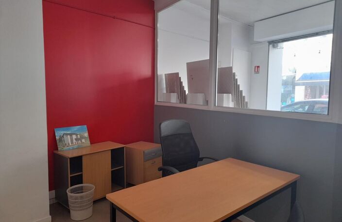 Bien Commercial - Bureaux  À Louer BOURGOIN Centre — photo 4