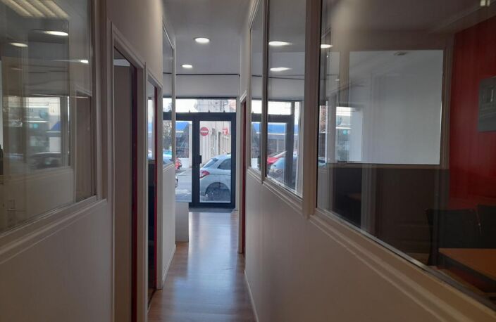 Bien Commercial - Bureaux  À Louer BOURGOIN Centre — photo 5