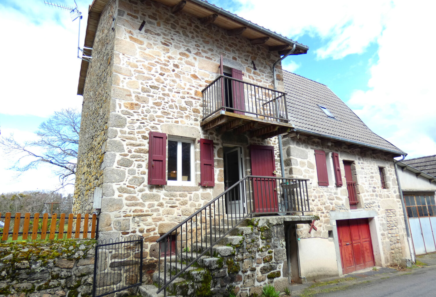 BELLE MAISON AUVERGNATE EN PIERRE — photo 1