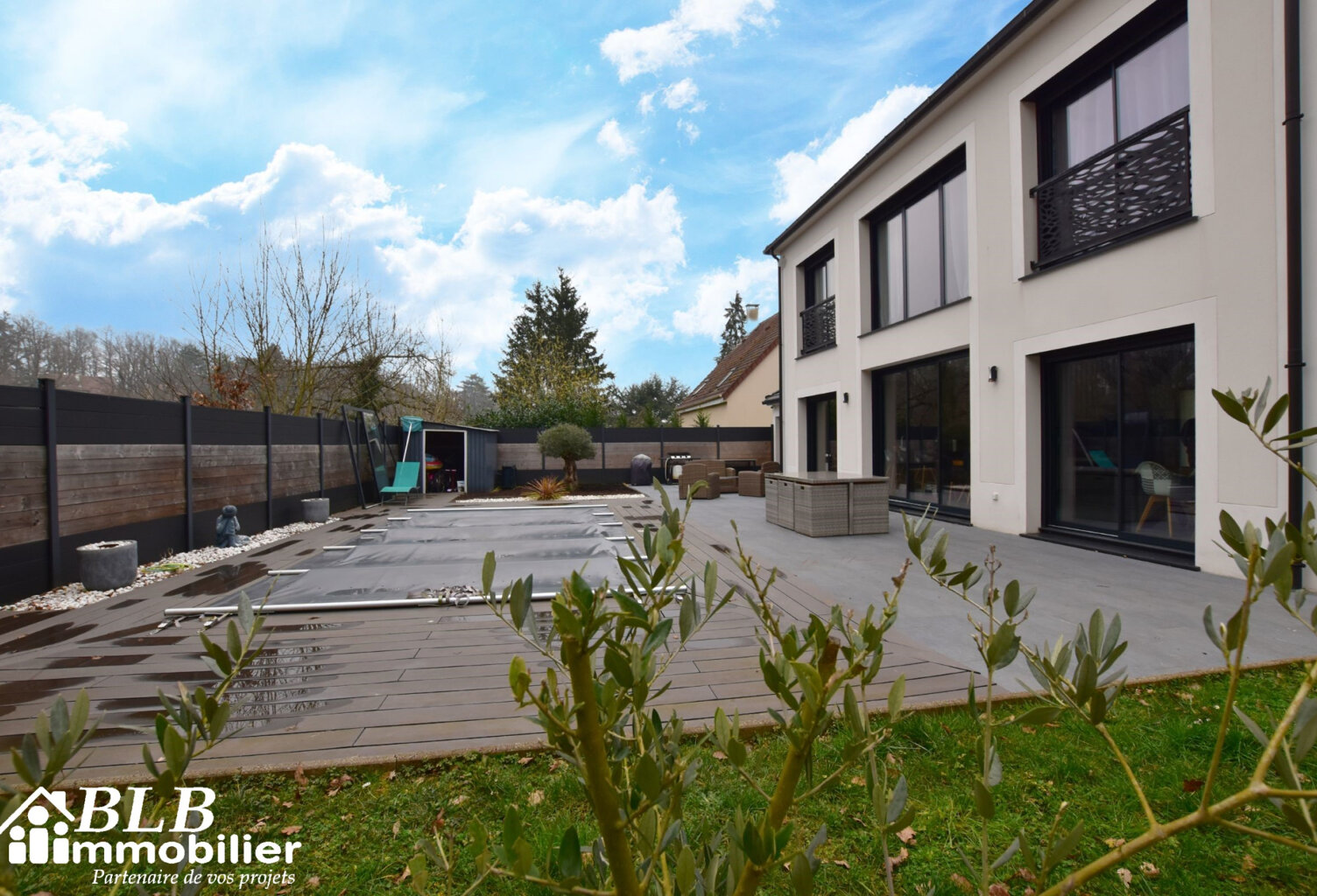 Immobilier de prestige : maison à vendre aux Essarts-Le-Roi — photo 1