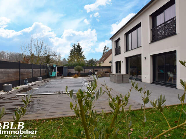 Immobilier de prestige : maison à vendre aux Essarts-Le-Roi — photo du bien
