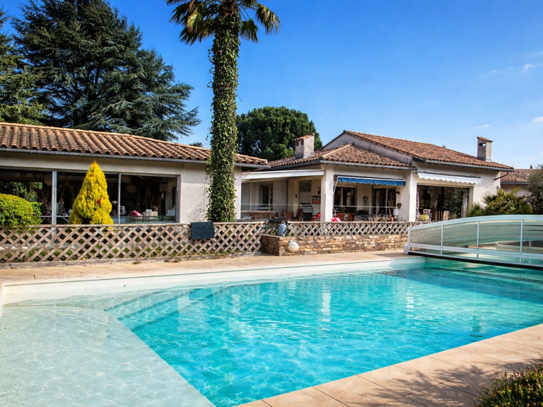 Villa de plain-pied 6 pièces   4 chambres   227 m2   Piscine — photo 1