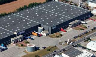 Commerce  4535 m² à louer à Genas (69740)