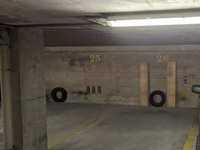 Emplacement de parking sécurisé rue Lecourbe — photo du bien
