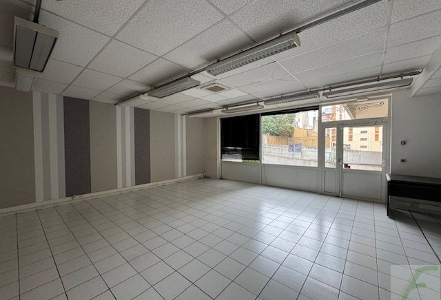 Local commercial — photo 1